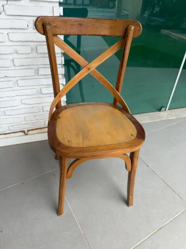 Cadeira de madeira usada