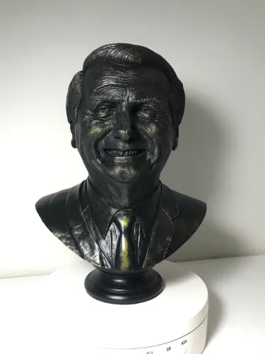 Busto do ex presidente Jair Bolsonaro resina 20 centímetros de altura 