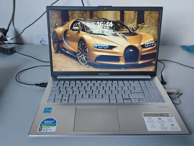 Notebook Asus Vivobook Go 15, modelo E1504G, i3 N305 8GB de memória RAM e 512GB.