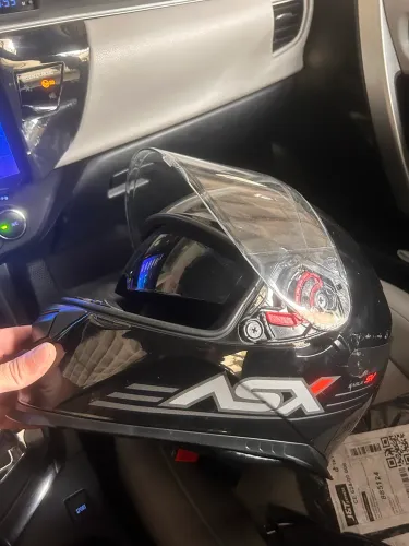 Capacete ASX com óculos de sol