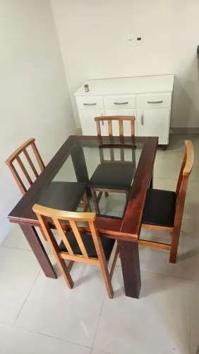 Mesa com 4 cadeiras