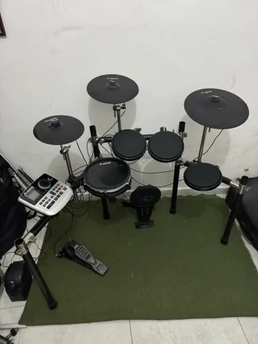 Bateria eletrônica Alesis DM8