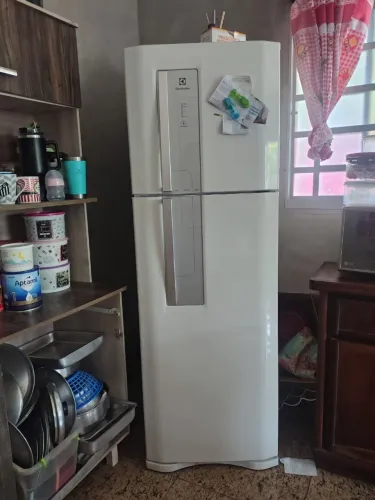 Vende se geladeira para retirar peças