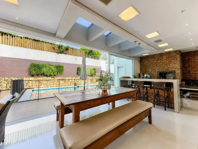 Casa alto padrão em condomínio no João Paulo - Florianópolis - SC