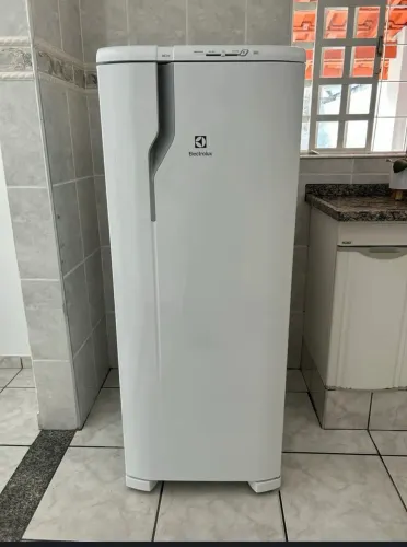Vendo geladeira eletrolux em ótimo estado sem avaria nova foi usada 2 meses