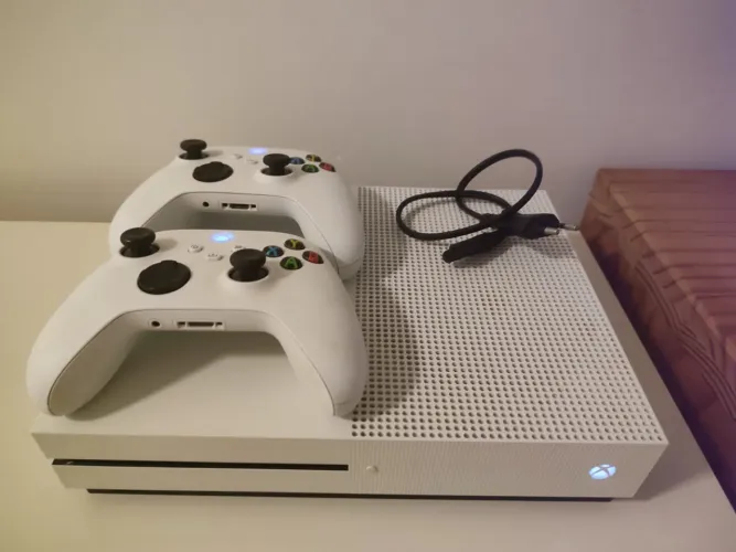 ? Xbox One 1TB + 2 Controles Originais Microsoft