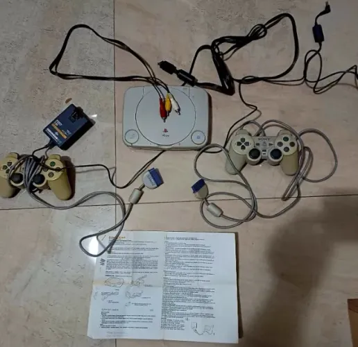   Sony PlayStation PS1 - SCPH-101 com todos acessórios + CDs com jogos