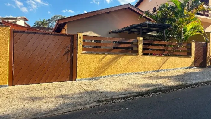 Ótima casa térrea , com 3 quartos , suíte e edícula SAN CONRADO-Sousas