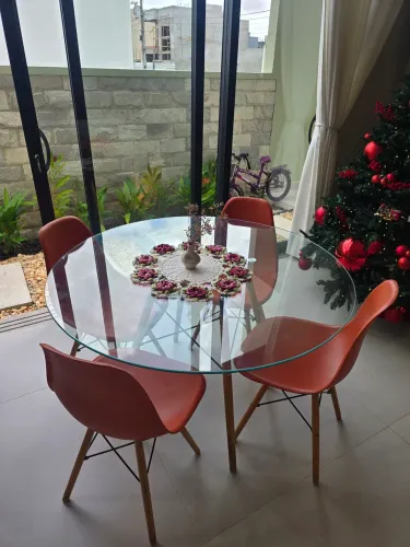 Conjunto de mesa e cadeiras