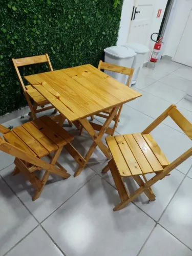 Jogo de mesas e cadeiras dobrável.