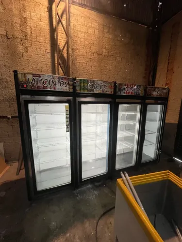 Cervejeira 4 portas 2500 L funcionando perfeitamente confira 220 v !