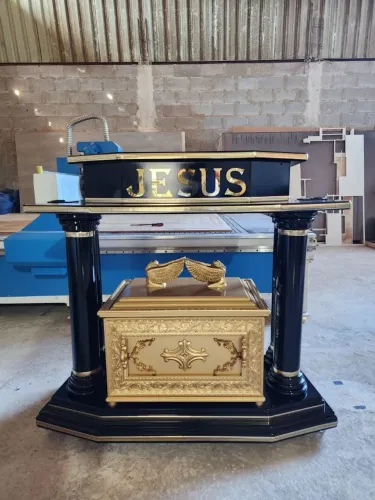 Púlpito de madeira com arca da aliança 