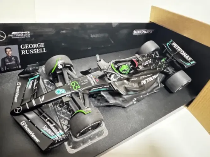 Miniatura F1 1:18 Mercedes W14 2023
