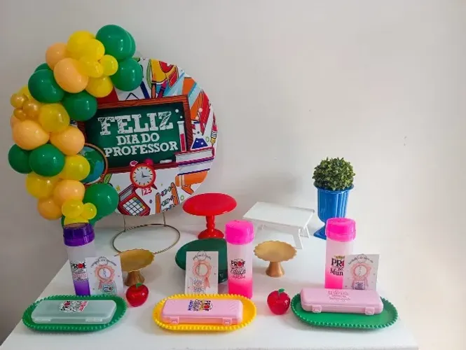 FESTA NA MESA, KIT PERSONALIZADOS ,LEMBRANÇAS, CADERNETA VACINA, CANECAS E CAMISAS .