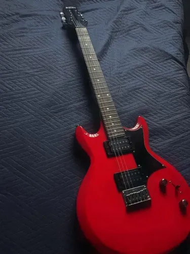 Guitarra Ibanez GIO GAX30 na cor vermelha