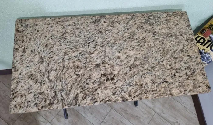 Pé de maquina com pedra de mármore