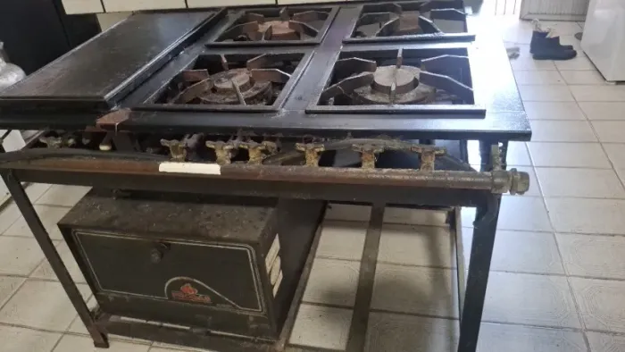 Fogão industrial 4 bocas forno e chapa novinha