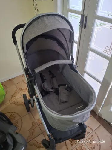Carrinho de bebê com bebê conforto