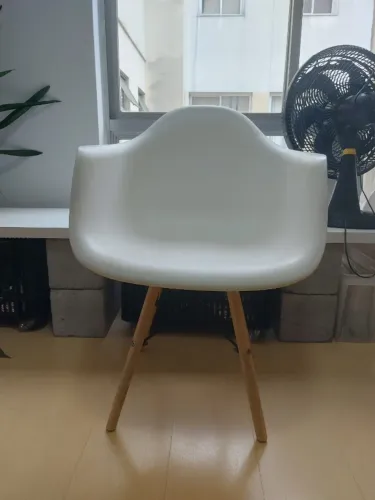 POLTRONA CADEIRA EAMES COM BRAÇO COR BRANCA