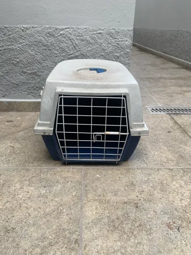 Casinha para transportar animais.