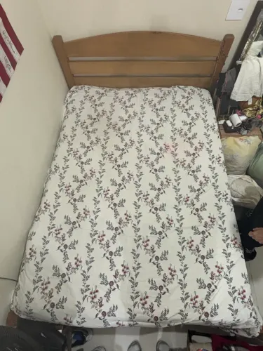 Cama de madeira pura encaixavel , sem parafusos.com colchão