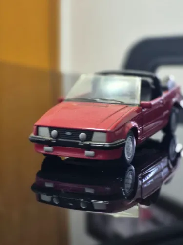 Miniatura Ford Escort conversível vermelho 