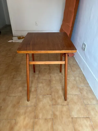Mesa lateral em madeira maciça