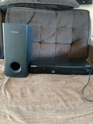 Sistema de home theater Samsung com defeito.