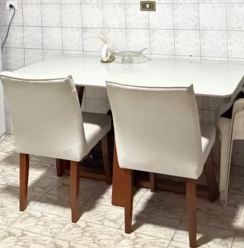 Mesa com duas cadeiras reforçadas com tecido alto padrão