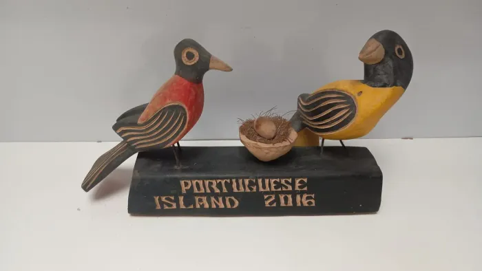 Escultura artesanal de madeira representando dois pássaros 23x14 cm