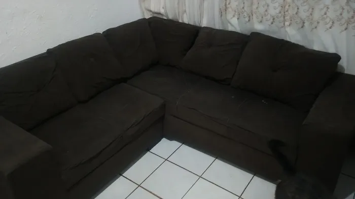 Sofá de canto, separam caso queira colocar separados, cor maron, esta em bom uso 