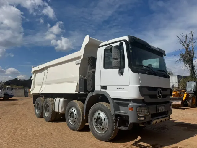 Mercedes Actros 4844 ano 2011