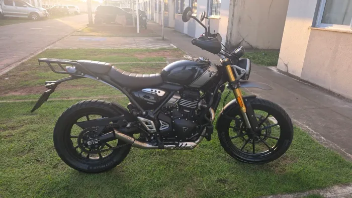 Triumph Scrambler 400x com acessórios