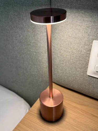 Luminária de mesa recarregável cor rose gold