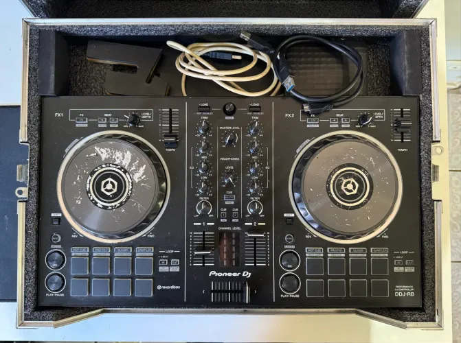 Controladora Pioneer DJ DDJ-RB + Flight Case Somcase