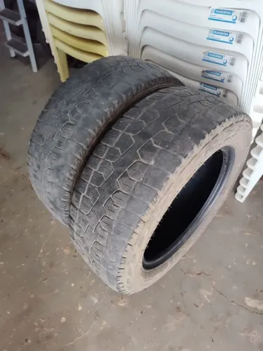 Vendo estes 2 pneus usados aro 15.