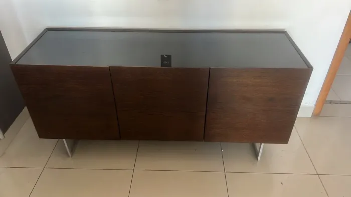 Buffet Aparador de Madeira Premium (Impecável! tampo de vidro preto