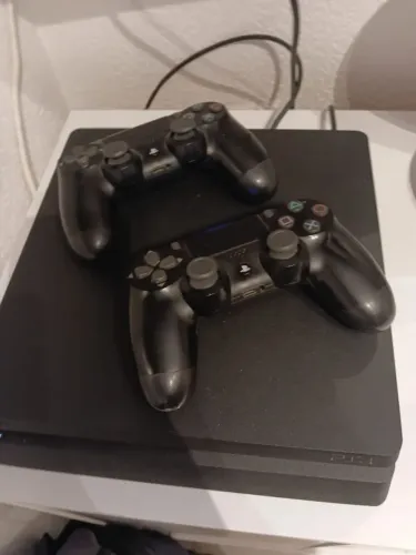 Ps4 com 2 controles