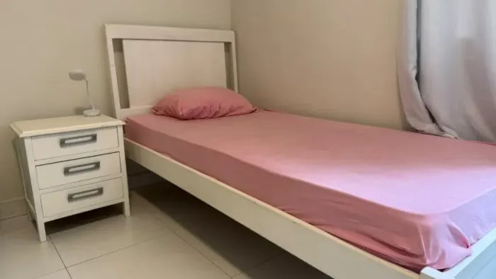 Conjunto de Solteiro Reformado: Cama, Colchão e Criado-Mudo