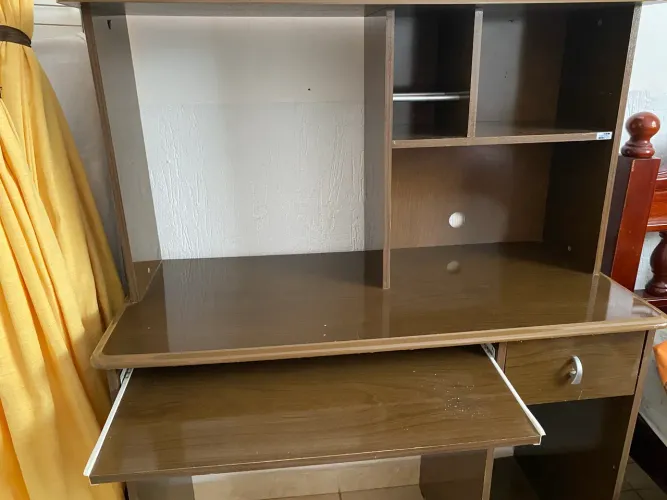 Mesa para computador com estante
