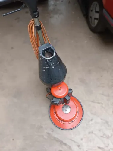 Enceradeira industrial usada, funcionando perfeitamente