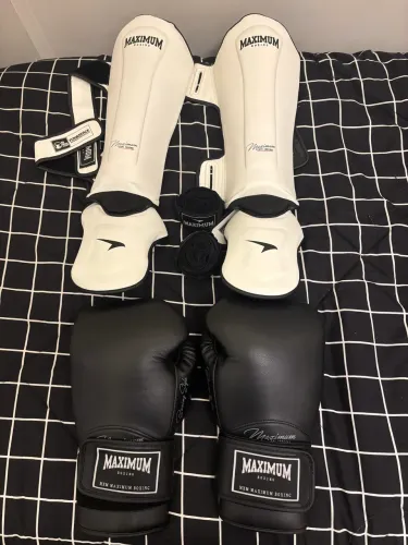 Kit Muay Thai e Boxe | Luva Iniciante + Caneleira G + Bandagem Preta