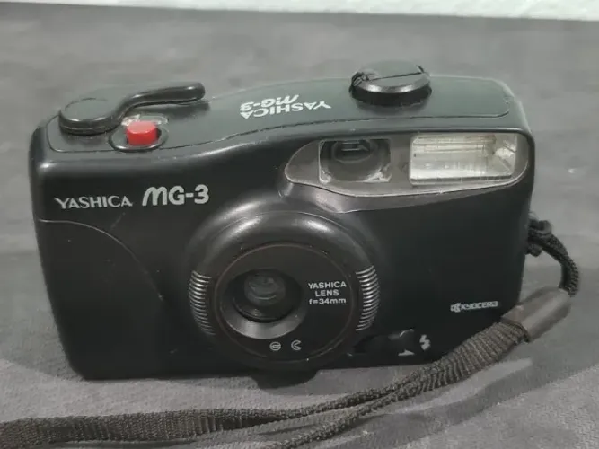 Antiga câmera fotográfica analógica Yashica MG-3 preta.