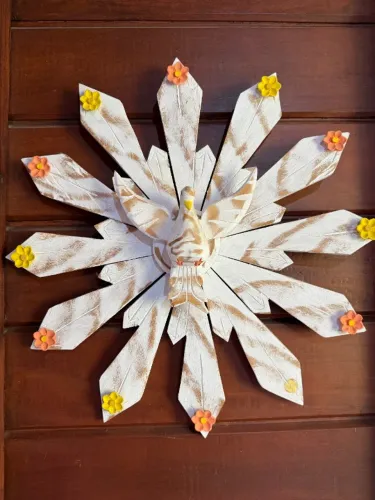 Divino Espírito Santo em Madeira ? Peça Rústica Decorativa 45x45 cm - Retirada Freguesia