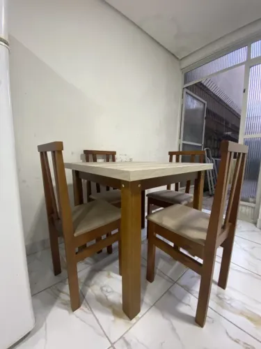 Mesa com 4 cadeiras.
