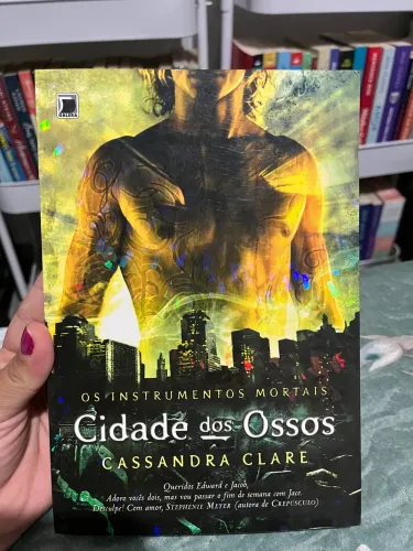 Livro cidade dos ossos instrumentos mortais Cassandra clare