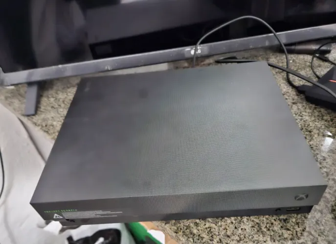 Xbox One X Project Scorpio Edition + 6 jogos