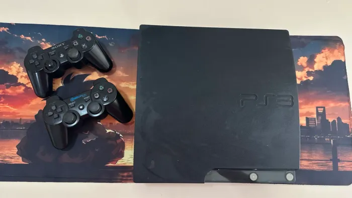 Vendo PS3 2 controles e jogos