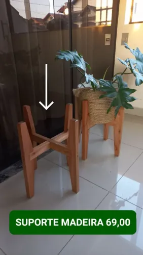 Suporte de madeira para vasos