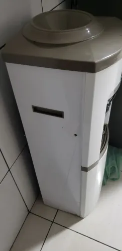 Bebedouro de coluna Esmaltec, modelo EGC35B. 